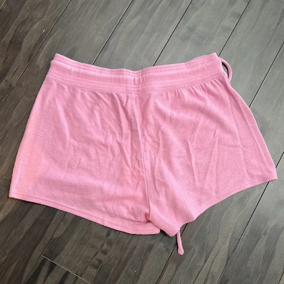 Alo Daze Shorts - Picture 2 of 3